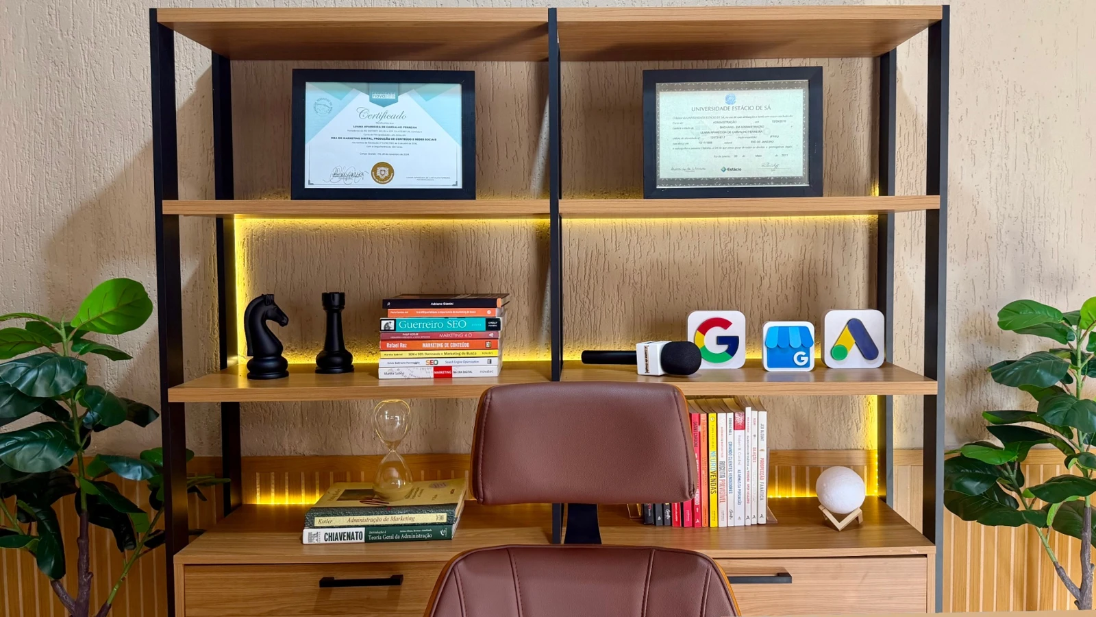 Escritório de Luana Aparecida com livros, certificados e símbolos do Google, Google Meu Negócio e Google Ads
